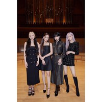 Keempat personel Blackpink adalah brand ambassador merek-merek mewah, seperti Chanel, Dior, Celina, dan Saint Laurent. Mereka pun mengenakan gaun dari sponsor masing-masing saat peluncuran comeback.Foto: Youtube