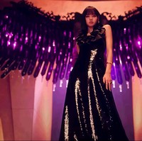 Lisa  yang kedapatan memakai gaun hitam gemerlap keluaran Celine. Celine sendiri adalah brand yang memilih Lisa sebagai brand ambassador-nya dan sering mengundang rapper itu ke berbagai fashion show.Foto: YG Entertainment