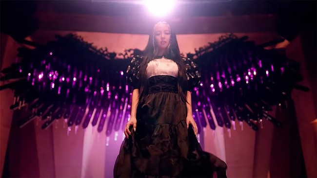 Sebagai brand ambassador-nya yang sering disebut sebagai Human Chanel, Jennie tentu mengandalkan baju Chanel. Kali ini, Jennie memakai Embroidered Silk Organza,Black dari Chanel spring/summer 2020.Foto: YG Entertainment