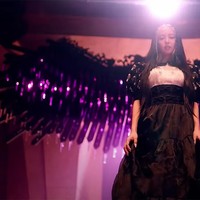 Sebagai brand ambassador-nya yang sering disebut sebagai Human Chanel, Jennie tentu mengandalkan baju Chanel. Kali ini, Jennie memakai Embroidered Silk Organza,Black dari Chanel spring/summer 2020.Foto: YG Entertainment