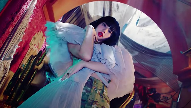 Dalam video How You Like That,  gaya Lisa terlihat lebih edgy. Ia  tampil mencuri atensi dengan setelan dari Off White yang terdiri dari atasan dramatis dan celana bermotif army. Tampilan ini datang dari koleksi Off-White fall/winter 2020.Foto: YG Entertainment