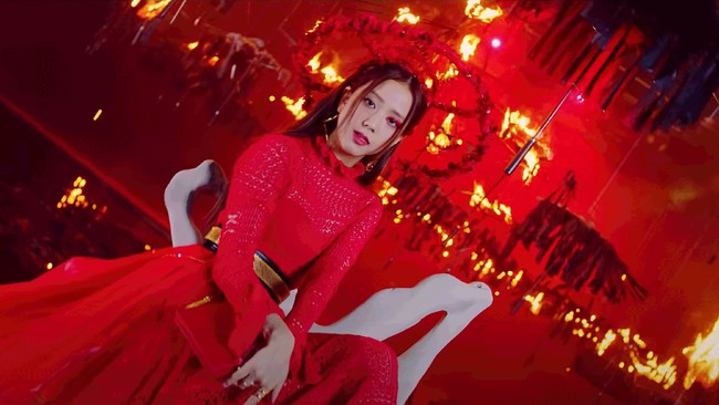 Jisoo Blackpink tampak mengenakan gaun merah keluaran Alexander McQueen Resort 2020. Pointelle Lace Midi Dress itu sukses membuat Jisoo tampil anggun bak dewi.Foto: YG Entertainment