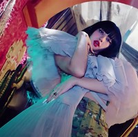 Dalam video How You Like That,  gaya Lisa terlihat lebih edgy. Ia  tampil mencuri atensi dengan setelan dari Off White yang terdiri dari atasan dramatis dan celana bermotif army. Tampilan ini datang dari koleksi Off-White fall/winter 2020.Foto: YG Entertainment