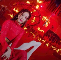 Jisoo Blackpink tampak mengenakan gaun merah keluaran Alexander McQueen Resort 2020. Pointelle Lace Midi Dress itu sukses membuat Jisoo tampil anggun bak dewi.Foto: YG Entertainment