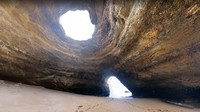 Gua ini unik karena di dalamnya ada pantai tersembunyi. (google maps)