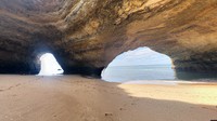 Gua inipunya dua pintu masuk yang mengarah langsung ke laut. (google maps)