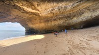 Bagian atas gua ini juga bolong, jadi terlihat pemandangan langit yang indah. (google maps)