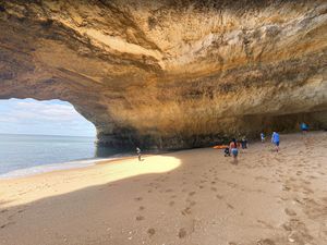 Unik, Gua Ini Punya Pantai Tersembunyi di Dalamnya