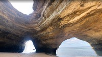 Gua Benagil berada di Desa Benagil, Provinsi Algarve, Portugal. (google maps)