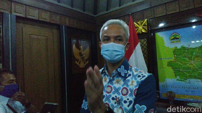 Gubernur Jateng, Ganjar Pranowo usai rapat penanganan pandemi virus Corona di kantornya, Semarang, Senin (29/6/2020).