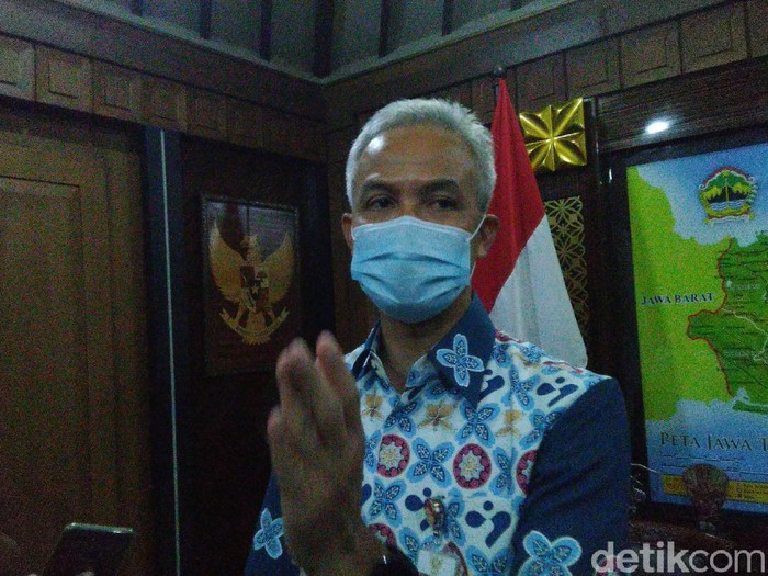 Gubernur Jateng, Ganjar Pranowo usai rapat penanganan pandemi virus Corona di kantornya, Semarang, Senin (29/6/2020).