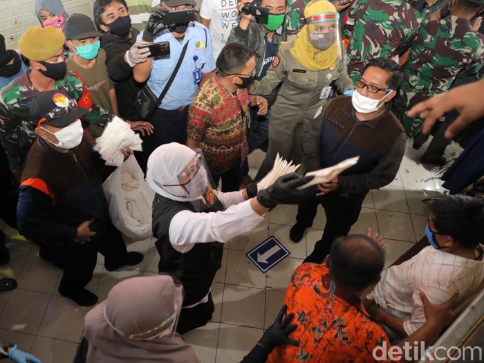 Polisi menggerebek sebuah kafe bernama R3 Cafe di Kecamatan Nglegok, Kabupaten Blitar. Dalam penggerebekan ini, polisi mengamankan 19 orang.