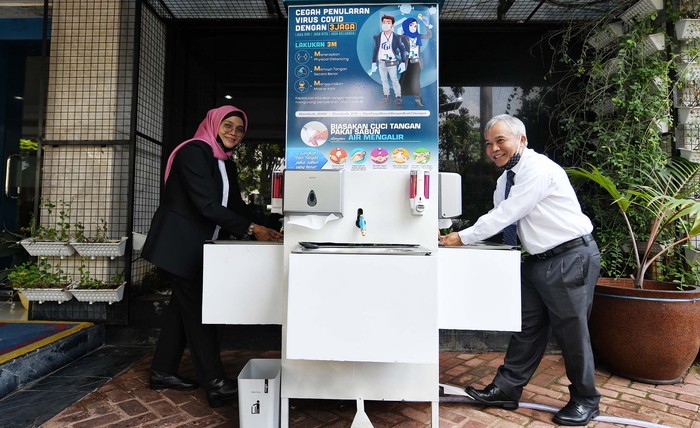 Ini Wastafel Portable yang Ada di Kemenkeu Dalam rangka membantu pemerintah menanggulangi penyebaran COVID-19 di lingkungan Kemenkeu, wastafel portable pun disana pun disediakan.