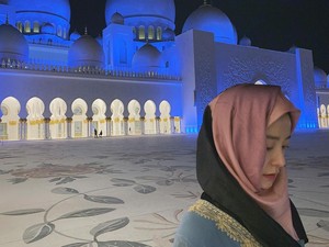 Gaya Hijab Aktris Train To Busan Jung Yu Mi Saat Kunjungi Masjid