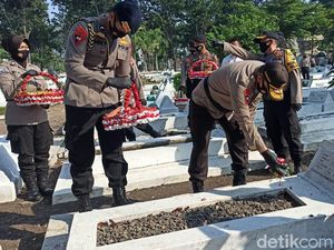 Maknai Perjuangan, Kapolda Jatim Napak Tilas di Taman Makam Pahlawan