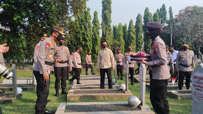Kapolri saat Ziarah ke TMP Kalibata