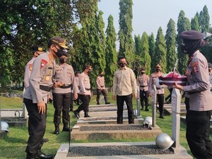 HUT Bhayangkara ke-74, Kapolri Ziarah ke TMP Kalibata