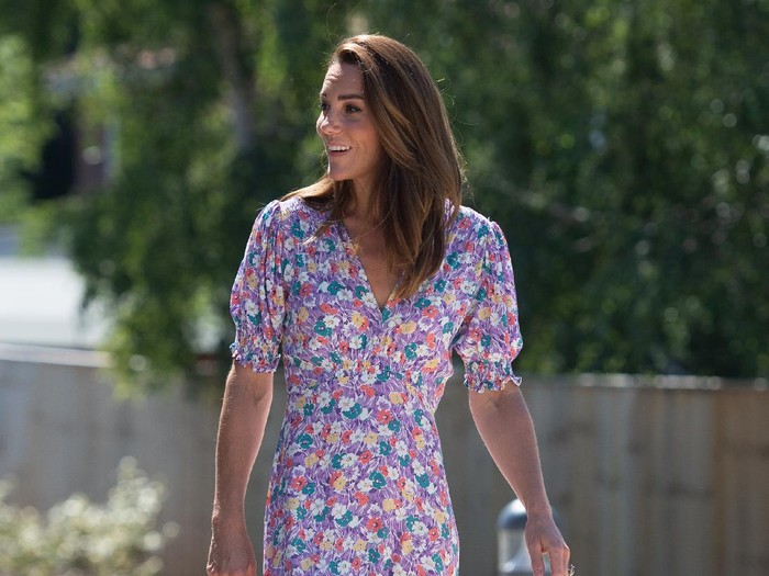 FRAMLINGHAM EARL, UNITED KINGDOM - JUNE 25: 
Catherine, Duchess of Cambridge helps to pot plants and herbs during a visit to The Nook in Framlingham Earl, Norfolk, which is one of the three East Anglias Childrens Hospices (EACH) on June 25, 2020 in Framlingham Earl, United Kingdom. (Photo by Joe Giddens - WPA Pool/Getty Images)