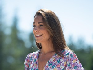 Cantiknya Kate Middleton Pakai Baju Buatan Label Asal Bali