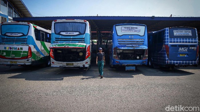 Terminal Jatijajar yang berada di kawasan Depok kembali beroperasi. Sebelumnya, terminal itu ditutup guna mengantisipasi penyebaran COVID-19.