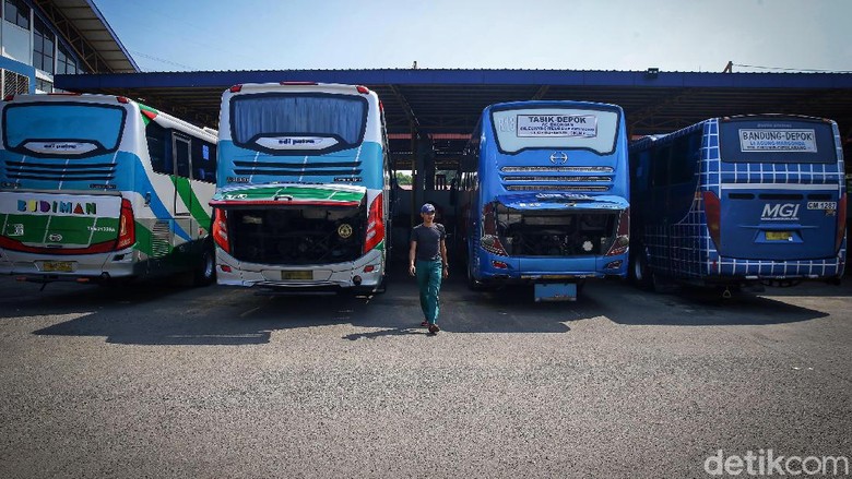 Kembali Beroperasi, Begini Suasana di Terminal Jatijajar Depok Terminal Jatijajar yang berada di kawasan Depok kembali beroperasi. Sebelumnya, terminal itu ditutup guna mengantisipasi penyebaran COVID-19.