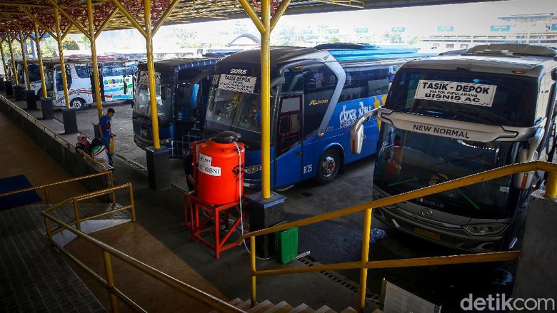 Kembali Beroperasi, Begini Suasana di Terminal Jatijajar Depok Terminal Jatijajar yang berada di kawasan Depok kembali beroperasi. Sebelumnya, terminal itu ditutup guna mengantisipasi penyebaran COVID-19.