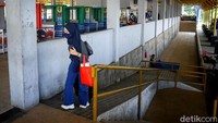 Salah satunya, penumpang diimbau untuk mengenakan masker saat beraktivitas di terminal tersebut.