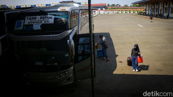 Kembali Beroperasi, Begini Suasana di Terminal Jatijajar Depok Terminal Jatijajar yang berada di kawasan Depok kembali beroperasi. Sebelumnya, terminal itu ditutup guna mengantisipasi penyebaran COVID-19.