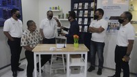 (Ki-ka) Direktur Hubungan Kelembagaan Bank Mandiri Donsuwan Simatupang, Direktur Treasury, International Banking & SAM Bank Mandiri Darmawan Junaidi, Direktur Utama Bank Mandiri Royke Tumilaar, Tenaga Pemasar Mikro, Stafsus V Kementerian BUMN Rabin Indrajad Hattari serta pelaku UMKM Fariz Noor Rochman peluncuran aplikasi Mandiri Pintar di Cabang Majestik, Jakarta, Senin (29/6).