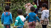 Upaya pengendalian kontrol kelahiran bagi etnis Uighur dan minoritas lainnya justru berbanding terbalik dengan dorongan pemerintah China bagi sebagian mayoritas Han di negara itu untuk memiliki lebih banyak anak. Hal itu pun kemudian membuat sejumlah ahli menyebut upaya untuk menekan populasi etnis minoritas tersebut sebagai genosida demografi. AP Photo/Ng Han Guan.