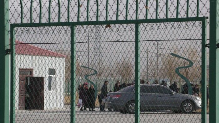 Pemerintah China dikabarkan ambil sejumlah langkah untuk tekan jumlah populasi etnis Uighur. Mulai dari memaksa wanita Uighur gunakan kontrasepsi hingga aborsi.