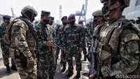 Para prajurit yang akan mengikuti Latihan Peperangan Laut Khusus diperiksa kelengkapannya.