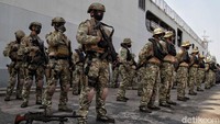 Pasukan TNI AL menggelar apel pemeriksaan pasukan di kawasan dermaga JICT 2, Tanjung Priok, Jakarta Utara, Senin (29/6).