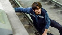 Kwak Dong Yeon pun menunjukkan citra yang tak kalah berbeda di Doctor Detective. Foto: dok. SBS