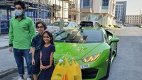 Idenya adalah untuk membuat senyum di wajah orang-orang dan membuat mereka merasa istimewa, kata Jehanzeb yang telah membuat senyum di wajah puluhan warga Dubai di tengah-tengah pergolakan pandemi dengan kampanye Mangoes in Lamborghini. Foto: Pakistan Super Market
