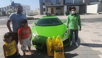 Cara ini dilakukan oleh salah satu supermarket di Dubai. Lamborgini Huracan kelir hijau dipakai untuk mengantar pesanan mangga ke rumah konsumen. Foto: Pakistan Super Market