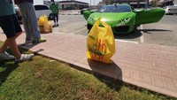 Setiap pesanan memakan waktu sekitar satu jam. Kami melakukan pengiriman rumah sekitar 7-8 sehari tetapi berharap untuk meningkatkan jumlahnya menjadi 12, tambahnya. Foto: Pakistan Super Market