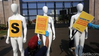 Juru Kampanye Hutan Greenpeace Indonesia Asep Komarudin mengatakan, manekin ini merupakan perwakilan dari massa aksi yang saat ini masih di rumah.