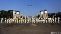 Puluhan manekin dijejerkan di depan gerbang kompleks DPR. 