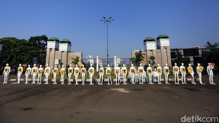 Manekin Tolak Omnibus Law Sejumlah aktivis greenpeace menyiapkan manekin saat akan melakukan aksi damai di depan Gedung DPR, Jakarta, Senin (29/6/2020). Dalam aksinya mereka menolak undang-undang omnibus law cipta kerja.