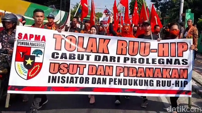 Massa 'Brebes Bergerak' Tolak RUU HIP Massa dari berbagai ormas di Kabupaten Brebes menggelar aksi bersama yang dinamai 'Brebes Bergerak Tolak Komunisme dan Cabut RUU HIP', Senin (29//62020). Selain menolak RUU HIP, massa juga menuntut pencabutan RUU HIP dari Prolegnas. Peserta aksi berkumpul di kompleks Islamic Center, Brebes pada sekitar pukul 09.00 WIB. Setelah itu menggelar orasi, pernyataan sikap, dilanjutkan long march menuju gedung DPRD.