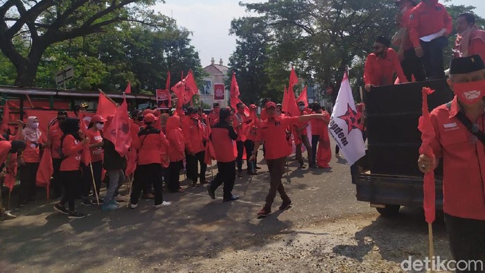 Massa PDIP Tangsel long march ke Polres Tangsel