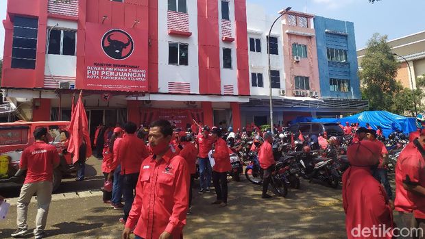 Massa PDIP Tangsel long march ke Polres Tangsel