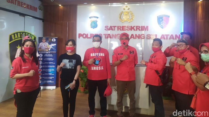 Massa PDIP Tiba Polres Tangsel.
