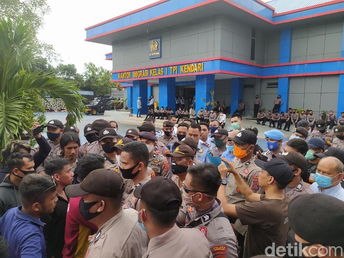Massa tolak TKA China di Kendari kembali gelar aksi (Sitti Harlina/detikcom)