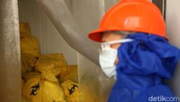 Pandemi COVID-19 turut meningkatkan jumlah limbah medis. Penanganan dan pengolahan limbah medis COVID-19 pun tak dapat dilakukan secara sembarangan.