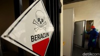 Papan informasi terkait bahaya dari limbah medis COVID-19 pun dipasang di sejumlah area tempat dikumpulkannya limbah medis tersebut. Hal itu dilakukan guna memberikan informasi terkait penanganan limbah medis COVID-19 tersebut.