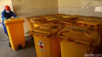 Selain itu, petugas yang beraktivitas merapikan maupun menangani limbah medis COVID-19 diwajibkan untuk mengenakan alat pelindung diri.