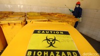 Limbah covid ini dikumpulkan dan disemprot cairan desinfeksi oleh cleaning service baru dibawa ke tempat penampungan limbah. Nantinya limbah ini dimasukkan ke freezer untuk menghindari penularan dari limbah tersebut.
