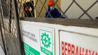 Upaya penanganan limbah medis tersebut salah satunya dengan mengumpulkan limbah medis COVID-19 di tempat khusus agar tak tercampur dengan limbah lainnya.
